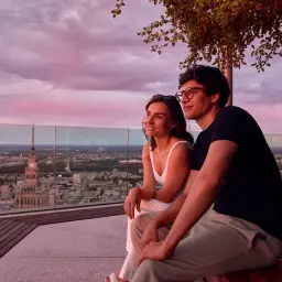 Para zakochanych podziwia zachód słońca z tarasu widokowego Varso Tower.