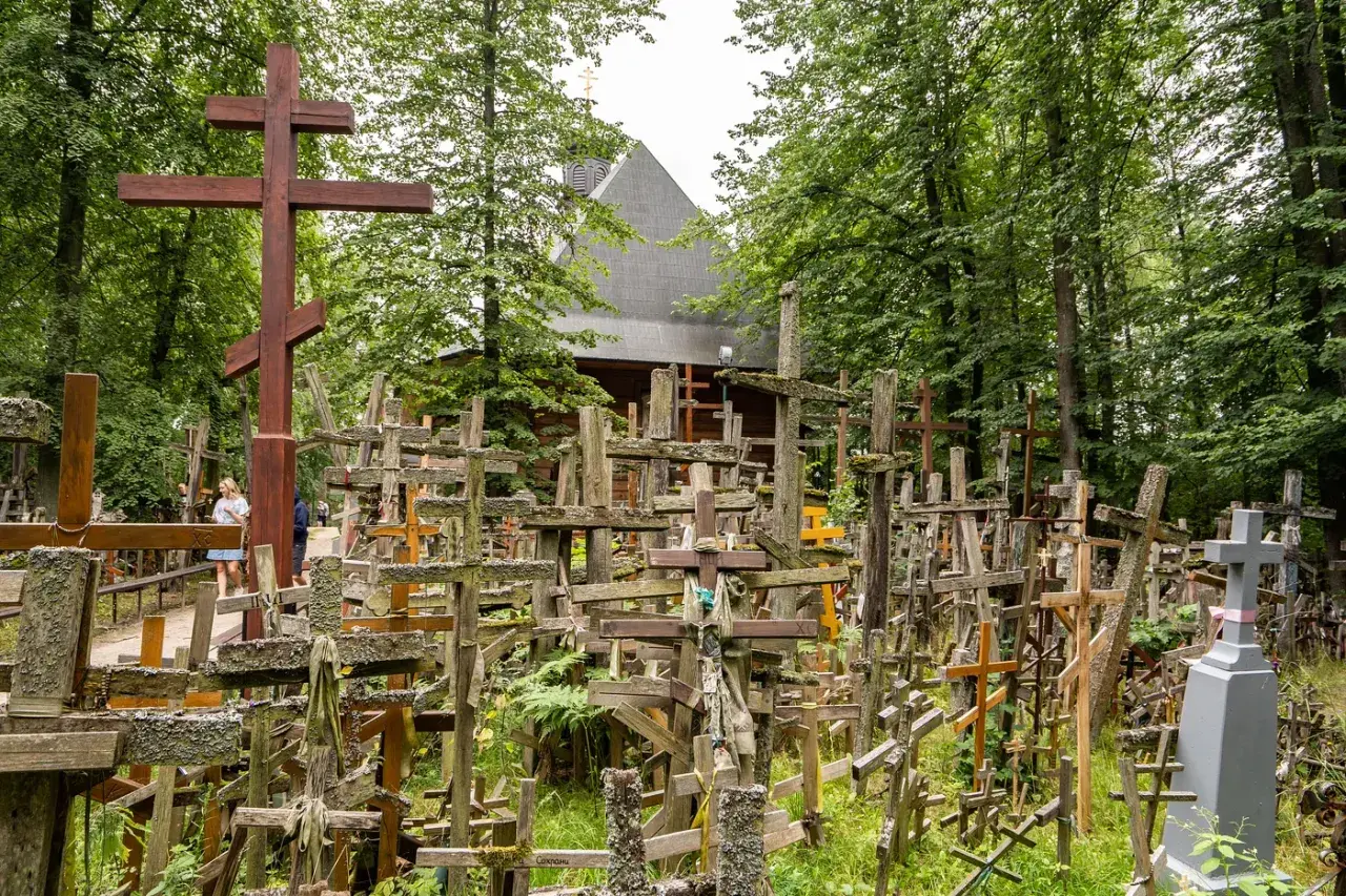 Góra Grabarka, święte miejsce pielgrzymek, pełne drewnianych krzyży. W tle drewniana cerkiew.
